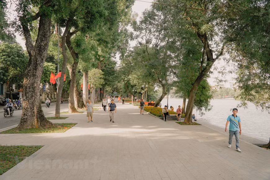 Hanoi se encuentra situada en la zona norte del país, en la margen derecha del río Rojo, a una distancia de aproximadamente 1.760 kilómetros al norte de Ciudad Ho Chi Minh y a unos 120 kilómetros al oeste de Hai Phong, principal puerto de Vietnam. Es el corazón cultural de Vietnam y una ciudad encantadora, donde los templos y pagodas antiguas se mezclan con las callejuelas y barrios coloniales. Al llegar a Hanoi, además del lago Hoan Kiem, los viajeros tienen la oportunidad de recorrer diferentes lugares atractivos, como el puente de The Huc, la pagoda de Ngoc Son, el Mausoleo de Ho Chi Minh y el Templo de la Literatura, este último reconocido como la primera universidad del país; además del lago Oeste. Lugares todos en los que se puede disfrutar de la variada gastronomía capitalina.