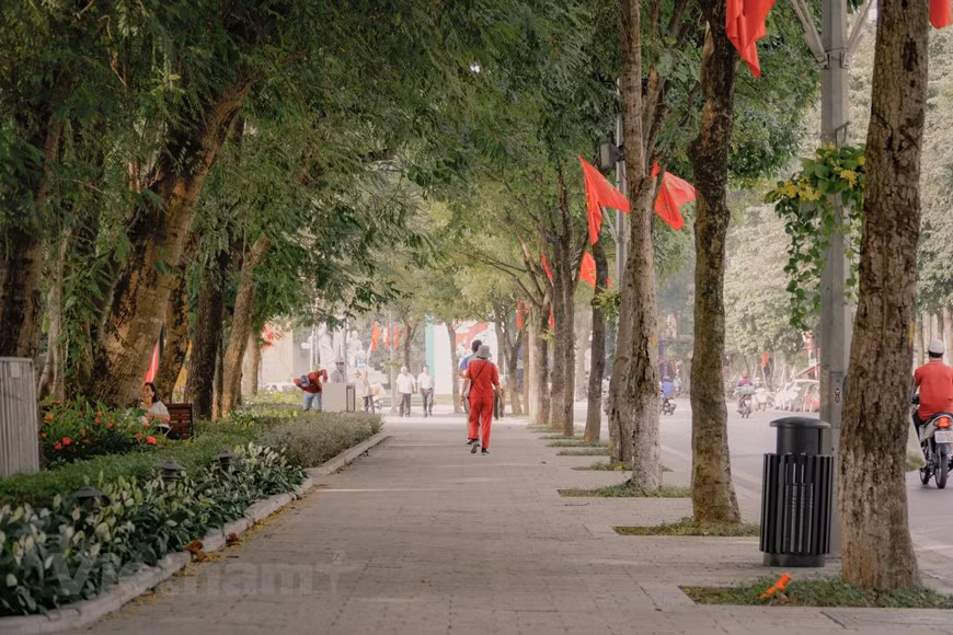 El pavimento construido de piedra natural en el lago Hoan Kiem arrancó realmente desde el año 2010 como una de las obras para celebrar los mil años de existencia de Thang Long-Hanoi. A pesar de muchas interrupciones, en enero de 2020 se retomó de nuevo el proyecto y se completó a principios de este mes de octubre. Al evaluar el proyecto, el ex vicepresidente de la Asociación de Arquitectos de Vietnam, Nguyen Quoc Thong, dijo que el terraplén y el pavimento de piedra natural crean "un espacio homogéneo en términos de lenguaje arquitectónico, eliminando así la sensación de mosaico".