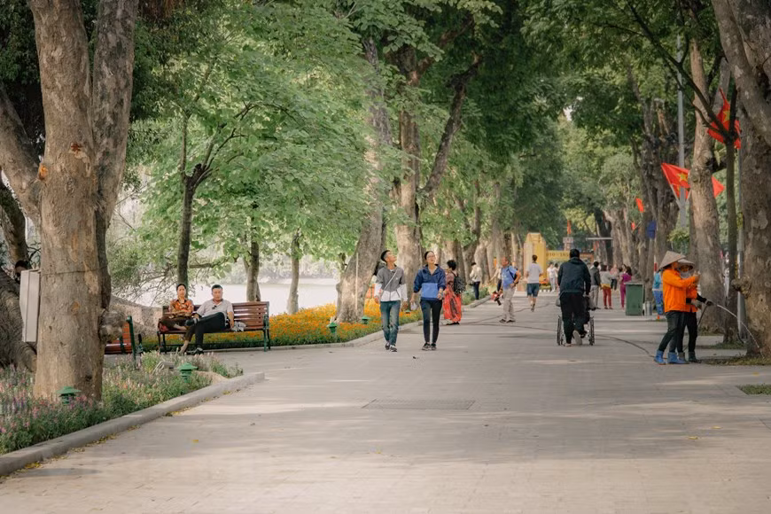 El lago Hoan Kiem (que en vietnamita significa “de la Espada Restituida”), se sitúa en el distrito central de Hoan Kiem, en la capital de Vietnam. Localizado en pleno corazón de Hanoi, es uno de los destinos más famosos de la ciudad. Hace dos meses, las autoridades de la urbe aprobaron un proyecto de mejorar el pavimento alrededor del lago. Después de casi dos meses de construcción utilizando piedra natural, para reemplazar el antiguo ladrillo que había sido degradado, este lago exhibe ahora un nuevo aspecto, que impresiona gratamente a mucha gente de la ciudad. No solo es más bonito y más limpio, sino también más espacioso.