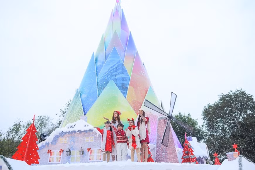 El árbol de Navidad en forma de brotes de bambú con sistema de iluminación multicolor más grande de Vietnam (Foto: Vietnam+)
