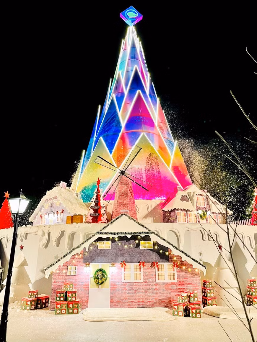 Una aldea llena del espíritu navideño con la nieve y los brotes de bambú coloridos se erige en el parque veraniego de Ecopark. (Foto: Vietnam+).