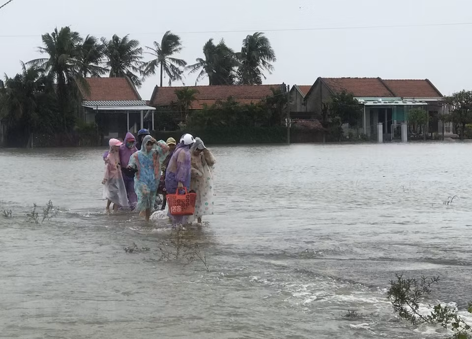 Los residentes en la comuna de Hoa My Tay del distrito de Tay Hoa deben mudarse urgentemente debido a que la crecida de las aguas inundó carreteras y viviendas, (Foto: Pham Cuong-Xuan Trieu / VNA)
