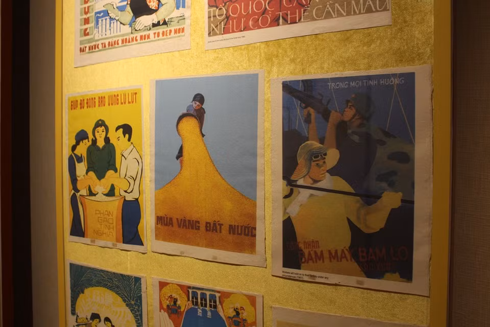 Todos los pósteres en la exposición contienen las informaciones bastante claras, por lo que los espectadores pueden contemplarlas sin necesidad de información adicional sobre el contexto del cartel. Con más de mil carteles, la exhibición también tiene como objetivo difundir ampliamente entre los pobladores el espíritu de lucha, construcción y defensa nacional, así como promover el estudio y el seguimiento de la ideología, la moral y el estilo de vida del Presidente Ho Chi Minh. Esas obras también se refieren a los grandes logros de la revolución vietnamita bajo el liderazgo del Presidente Ho Chi Minh y el Partido Comunista de Vietnam, y resaltan los enormes aportes del procér de la independencia durante la lucha pasada por la independencia y liberación nacional (Foto: Minh Anh/Vietnam +)