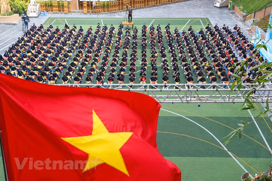 Hanoi cuenta con dos mil 794 escuelas y más de 2,1 millones de alumnos, siendo una de las localidades vietnamitas con mayor número de los educandos. En los actos de apertura de hoy no se efectúan desfiles para recibir a nuevos alumnos ni se soltarán globos al cielo. Además, los profesores, delegados y alumnos con síntomas de tos, fiebre y dificultad respiratoria no participan en la ceremonia. Con anterioridad, más de 1,3 millones de alumnos de las escuelas primarias, secundarias y bachillerato en Ciudad Ho Chi Minh asistieron hoy a la apertura del nuevo año escolar 2020-2021 y los centros preescolares locales, con más de 370 mil niños, celebran hoy la ceremonia inaugural. (Fuente: Vietnamplus)