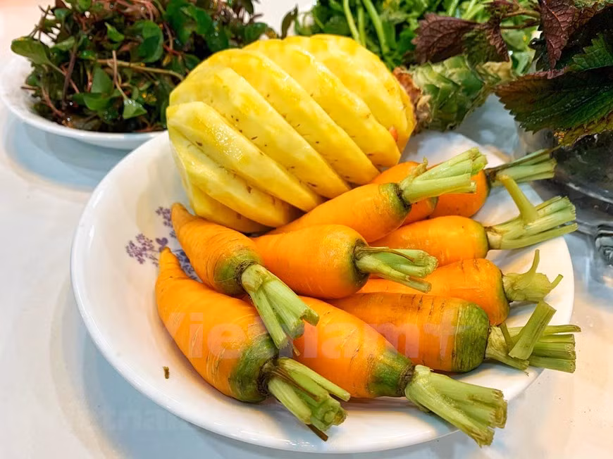  Los batidos y los zumos naturales pueden ser muy beneficiosos para la salud, sobre todo si se saben utilizar. Los zumos naturales son la mejor opción, libres de azucares añadidos y de conservantes pocos saludables. Muchos hablan de zumo de naranja y todas sus bondades. Pero en esta ocasión, queremos hablar sobre otro zumo, de zanahoria y piña. Una mezcla que puede resultar muy interesante por todo lo que nos puede llegar a aportar. La piña y la zanahoria son muy nutritivas y se utilizan como base para la preparación de los jugos. Representan generalmente alrededor de 7/10 partes de ingredientes. (Fuente: Mai Mai/Vietnam+)
