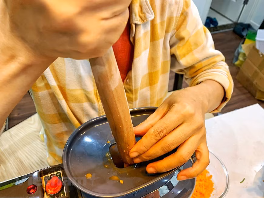 Cortar las zanahorias en trozos razonables antes de licuarlos o procesarlos. Cualquier procesador de alimentos o licuadora funcionará bien con trozos. Pon las zanahorias picadas y lavadas en una licuadora o un procesador de alimentos. Licúalas hasta que estén finamente picadas o trituradas. Si las zanahorias no tienen mucho líquido y necesitan ayuda para que se trituren, échales un poco de agua. Un extractor no corta las frutas y verduras, sino que las comprime. Gracias al prensado en frío hecho por el molino helicoidal, el zumo mantiene los valores nutricionales sin deteriorar las vitaminas y minerales presentes en los alimentos. (Foto: Mai Mai/ Vietnam +)