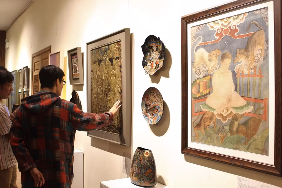 Durante sus dos meses de actividades, se espera que la exposición pueda levantar el interés y la atención de la juventud y la comunidad ante los temas vitales de los valores de los patrimonios culturales, en general, y de los cuadros folclóricos Hang Trong, en particular. Al mismo tiempo, también pretende despertar el amor y aprecio por los patrimonios culturales tradicionales no solo de Vietnam, sino también de otros países en el mundo. Para poder contemplar las obras maravillosas de los estudiantes de la Facultad de Arte, los espectadores pueden ir a la dirección la calle de Hang Trong, en Hanoi. (Fuente: Vietnam+)
