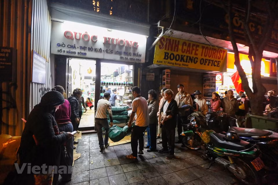 Según el propietario de la tienda de Quoc Huong, cerca de 500 Banh Chung fueron transferidos a la tienda en la mañana del último día del año lunar. Los precios de otros artículos, como pierna de cerdo, cecina de res, tocino y otros productos, no cambian en comparación con lo habitual. Para las familias vietnamitas, el “Bánh chưng” (pastel de arroz) es un manjar indispensable en la bandera de ofrendas de culto a los ancestros en ocasión del Tet (Año Nuevo Lunar). Actualmente, ante el ambiente agitado de la vida, muchas familias optan por comprar el “Bánh chưng” ya elaborado en vez de prepararlo en casa. (Fuente: Minh Son / Vietnam +)