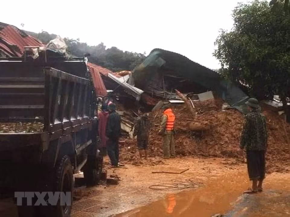 Las fuerzas de rescate se acercan al escenario del deslizamiento de tierra. (Foto: VNA)