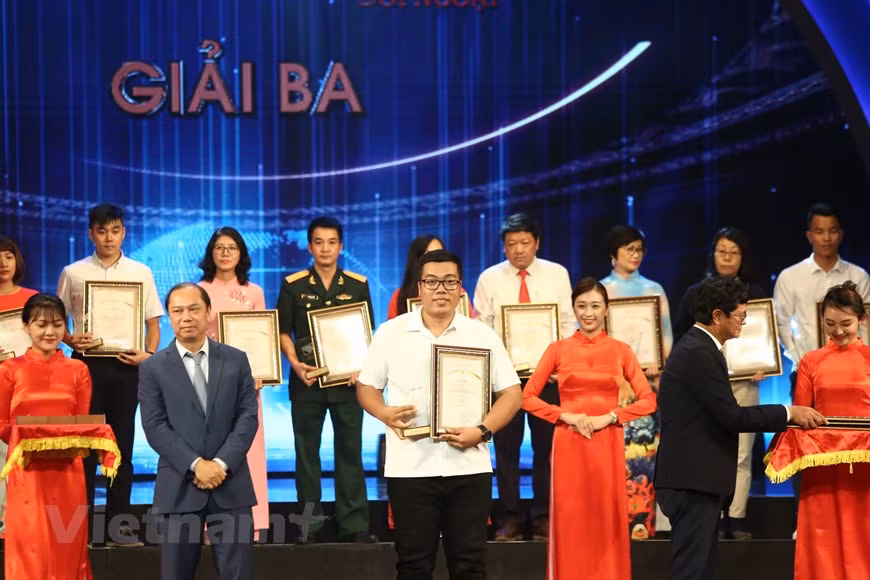 El reportero Le Minh Son, del periódico electrónico Vietnamplus de la Agencia Vietnamita de Noticias recibe el tercer premio con la obra “El Día de Vesak 2019: Mensaje sobre un mundo de paz y amor. En esta ocasión, la Agencia Vietnamita de Noticias fue distinguida con 44 premios, de ellos siete de primera categoría, ocho de segunda, siete de tercera y 22 de consolación en diferentes géneros. Esta agencia constituye uno de los órganos periodísticos líderes en términos de cantidad y calidad de los trabajos enviados al certamen nacional de Informaciones para el Exterior por varios años consecutivos (Fuente: Ta Hien/Vietnamplus)