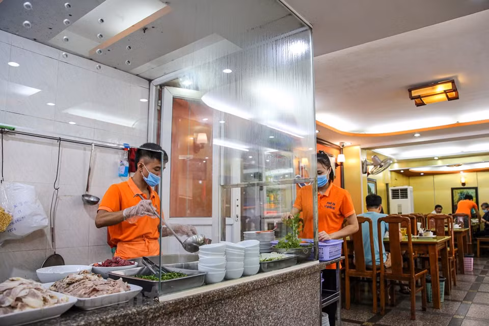Desde las 0:00 (hora local) del 19 de agosto, los restaurantes y cafeterías en Hanoi han ejecutado estrictamente las medidas de la prevención y lucha contra la pandemia de COVID-19. Para los casos que no cumplen esas regulaciones, las autoridades aplicarán multas y ordenarán el cierre del establecimiento. Esta ciudad también continuará aumentando la divulgación para elevar la conciencia de la población en este asunto, además de mantener suspendida la organización de festivales, ceremonias religiosas, eventos deportivos y culturales en lugares públicos y cerrar los locales de entretenimiento como karaoke, bares y discotecas con el fin de evitar la concentración de multitudes, (Foto: Minh Son / Vietnam +)