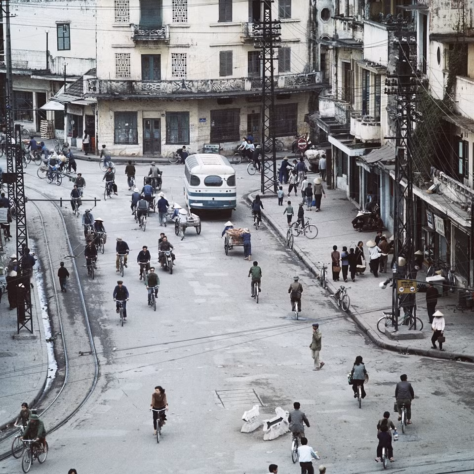 La exposición se extenderá hasta el 15 de noviembre en Manzi Exhibition Space y Manzi Art Space. El libro fotográfico sobre Hanoi en la etapa de 1967-1975 también será publicado por el Instituto Goethe y la Editorial de Nha Nam.
