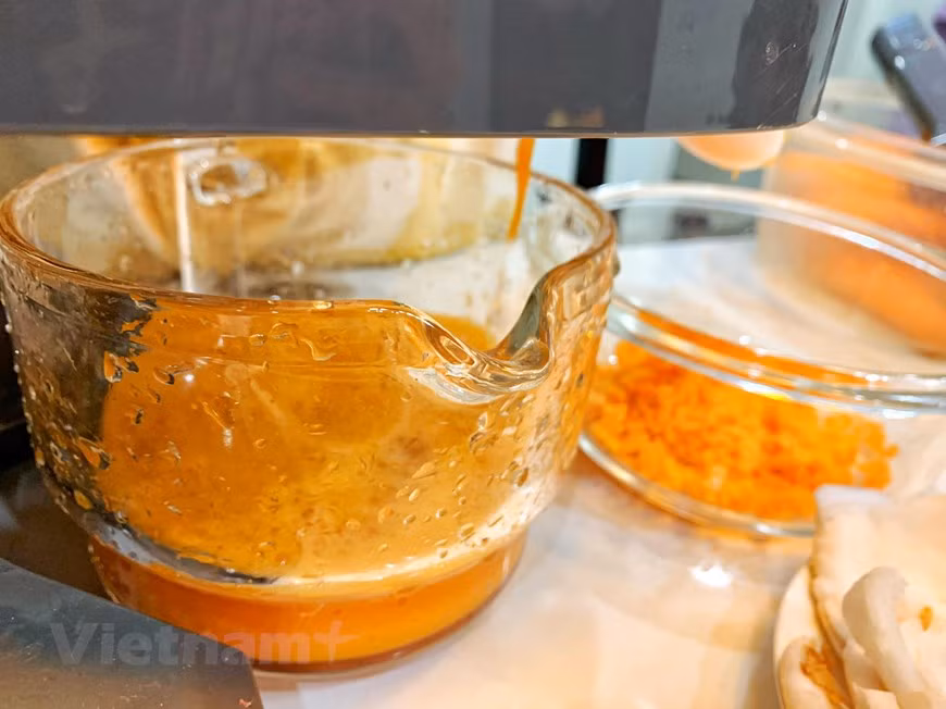 El jugo de zanahoria es una sabrosa y sana manera de incluir más vitaminas A y C en la alimentación. Aporta solo 130 calorías por vaso (aproximadamente) y representa un excelente sustituto de los refrescos y bebidas azucaradas que hay en el mercado. Dado su alto valor nutricional, consumirlo proporciona los beneficios que mencionamos a continuación. La piel es una de las partes del cuerpo que más se puede beneficiar de la ingesta de este jugo de zanahoria. Su alta concentración de vitaminas A y C aumenta la producción de colágeno, una sustancia necesaria para mantenerla joven y sin imperfecciones. También cuenta con vitamina E, un antioxidante que protege frente al estrés oxidativo y los rayos ultravioleta del Sol. (Foto: Mai Mai / Vietnam +)