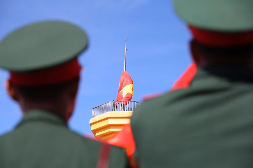 La bandera roja con la estrella amarilla se levanta en la cima de Thoi Loi. Aunque no es muy largo, el camino hacia esta cima de Thoi Loi puede preocupar a aquellos que pisan por primera vez el lugar debido a sus curvas peligrosas. Sin embargo, este sentimiento negativo de las personas se despeja rápidamente después de finalizar la ruta ante el hermoso panorama de la isla de Ly Son desde arriba. Una vez allí, lo más destacable es el asta de la bandera nacional, de 20 metros de altura, orientada al archipiélago vietnamita de Hoang Sa (Paracel). (Foto: Vietnam +).