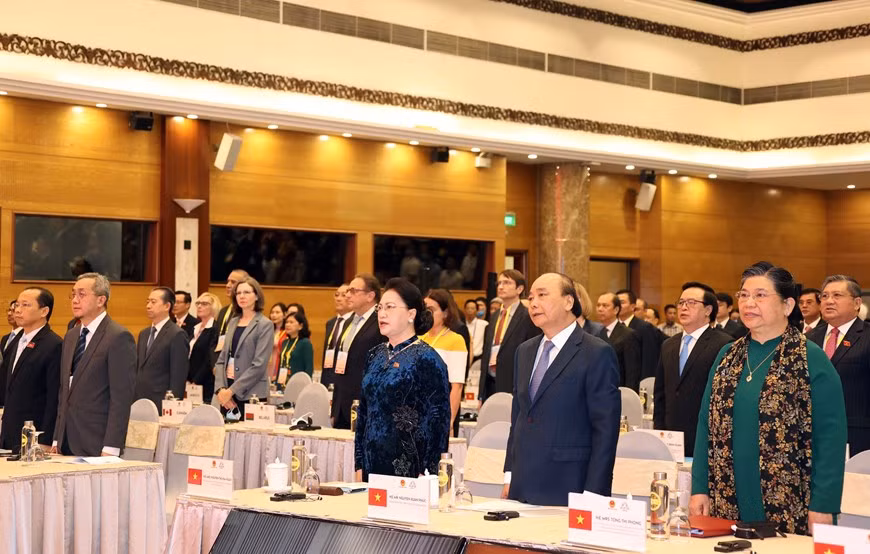 La presidenta de la Asamblea Nacional de Vietnam (AN) y de AIPA-41, Nguyen Thi Kim Ngan; el primer ministro y presidente de ASEAN 2020, Nguyen Xuan Phuc y otros delegados, realizan la ceremonia de izamiento de bandera, Fuente: VNA