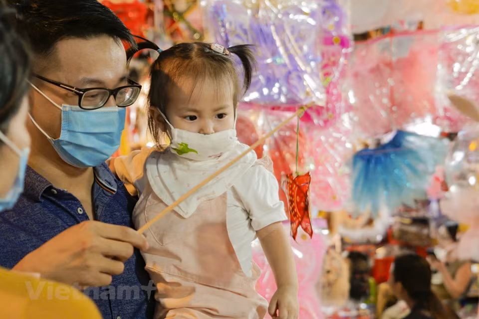 Los niños esperan especialmente el Festival del Medio Otoño, ya que los adultos a menudo les regalan juguetes. (Foto: Minh Hieu / Vietnam +)