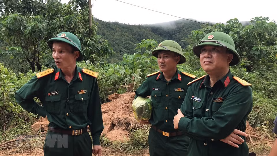 Las fuerzas de rescate se esfuerzan para acceder al escenario del deslave. (Foto: VNA)