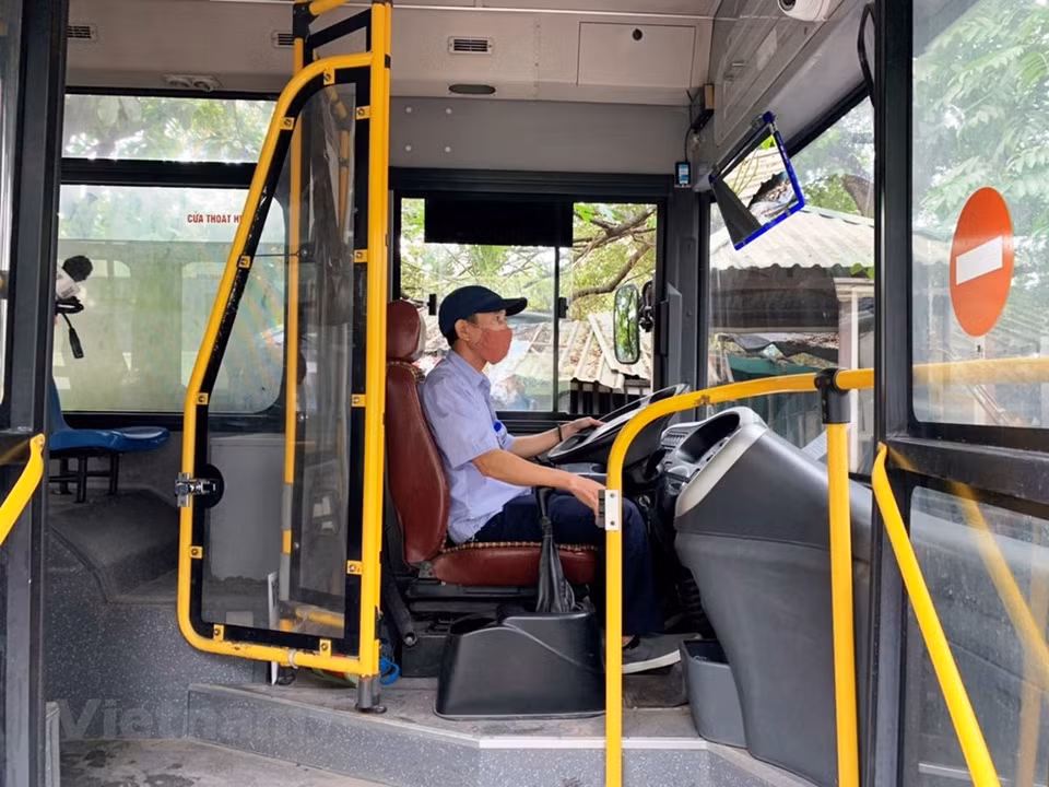 El 100 por ciento de los conductores y el personal de servicio deben usar mascarillas sanitarias durante todo el tiempo de trabajo, además, deben mantener el espíritu de responsabilidad de avisar a todos los pasajeros a bordo del autobús proteger la higiene común y cumplir las medidas impuestas por el Ministerio de Salud contra la pandemia del COVID- 19. En los casos de emergencia y necesidad, para los pasajeros que no cumplen las normas sanitarias contra la epidemia, los personales de servicio pueden negarse a atender. Para algunos, los servicios de autobús siguen siendo su selección por muchas razones, incluido la distancia de los lugares para el traslado y la falta de medios del transporte. (Fuente:Vietnam+)
