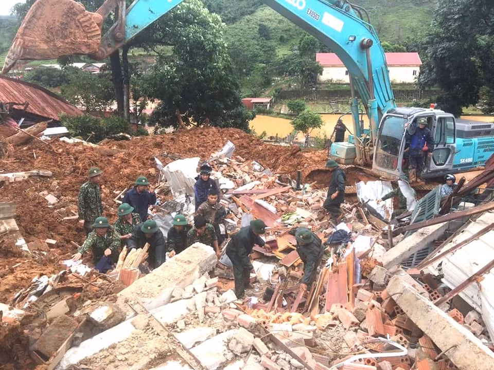 Los rescatistas excavan y buscan con urgencia a los cuadros y soldados sepultados por la avalancha (Foto: VNA)