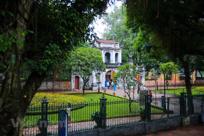 Hanoi es la ciudad capital de Vietnam y la segunda ciudad más grande del país tras la Ciudad Ho Chi Minh. Se encuentra situada en la zona norte del país, en la margen derecha del río Rojo a una distancia de aproximadamente 1760 km al norte de Ciudad Ho Chi Minh y a unos 120 km al oeste de Hai Phong, principal puerto de Vietnam. Es el corazón cultural de Vietnam y una ciudad encantadora donde los templos y pagodas antiguas se sitúan juntos con las callejuelas y barrios coloniales. Es, además, una ciudad hermosa y atractiva por sus obras arquitectónicas. (Foto: Vietnam+)