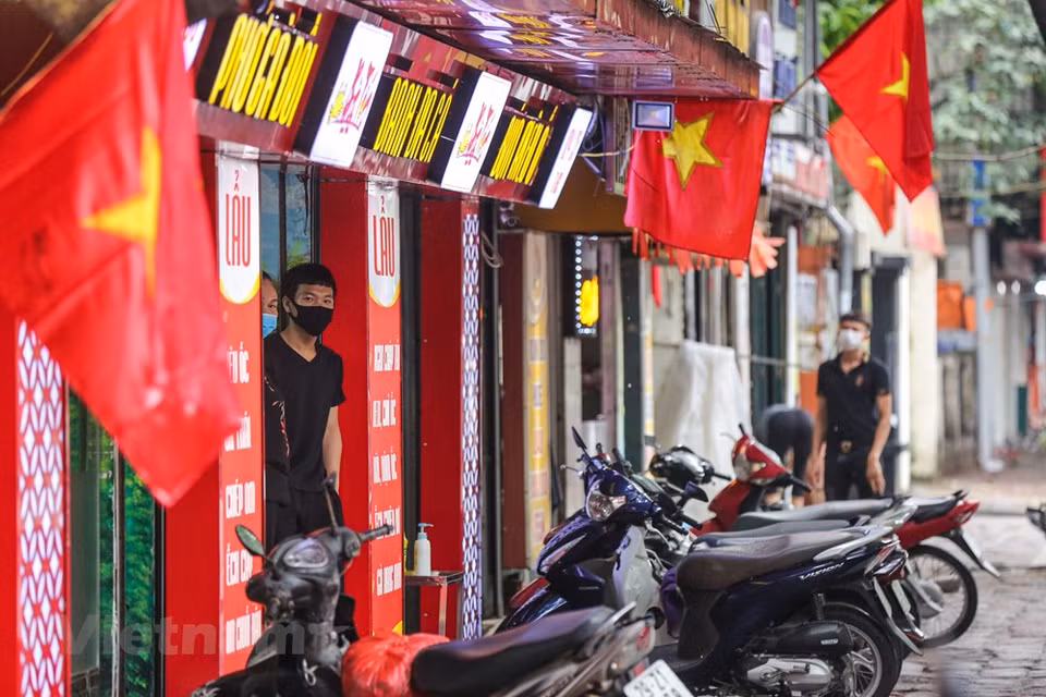 A partir de las 0:00 (hora local) del 19 de agosto, todos los restaurantes y cafeterías en Hanoi han implementado las restricciones del distanciamiento social, en los cuales se ha mantenido un ancho mínimo de un metro entre asientos para la prevención y control de la propagación de la epidemia de COVID-19. Tal decisión se produjo después que la capital reportó otro nuevo caso en la comunidad, identificado como la paciente 979, de 33 años de edad, que viajó a la ciudad central de Da Nang del 22 al 25 de julio con su esposo y dos hijos. Particularmente, antes de dar positivo al coronavirus, la paciente participó en tres fiestas. Las autoridades capitalinas alertaron sobre el alto riesgo de contagio de la pandemia del COVID-19 en los hospitales y restaurantes en los próximos tiempos. (Foto: Minh Son / Vietnam +)