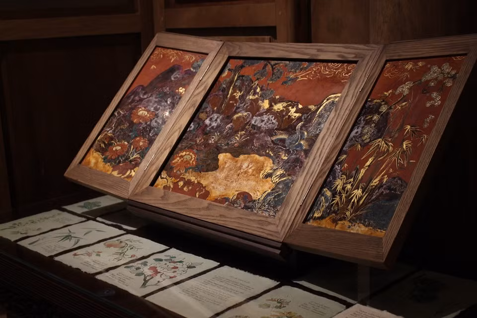 En el pasado, el cuadro Hang Trong no podía faltar en el interior de los hogares de las familias en el norte de Vietnam, Sin embargo, las necesidades de las personas han cambiado en la actualidad, pocas personas recuerdan y usan pinturas folclóricas. Por tal motivo, maestros y alumnos de la Facultad de Pintura de la Universidad de Bellas Artes de Vietnam realizaron una serie de obras en un mes de intenso trabajo, en aras de reavivar el interés y el recuerdo del público sobre la pintura Hang Trong, con el fin de levantar el amor y el respeto a los valores culturales y las tradiciones de Vietnam. (Fuente: Vietnam+)