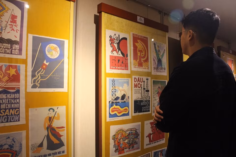 El color, el material y otros elementos también son factores que atraen la atención de los visitantes, sobre todo los estudiantes en la exposición de pósteres conmemorativos por el 1010 aniversario de la fundación de la capital antigua Thang Long. Con más de mil pósteres, la muestra tiene como objetivo transmitir al público las bellezas culturales y tradicionales de más de mil años de Thang Long, así como los patrimonios culturales legados por los antepasados que se han convertido en activos invaluables para las generaciones de hoy. Hanoi es la actual ciudad capital de Vietnam y la segunda urbe más grande del país tras Ciudad Ho Chi Minh (Foto: Minh Anh / Vietnam +)
