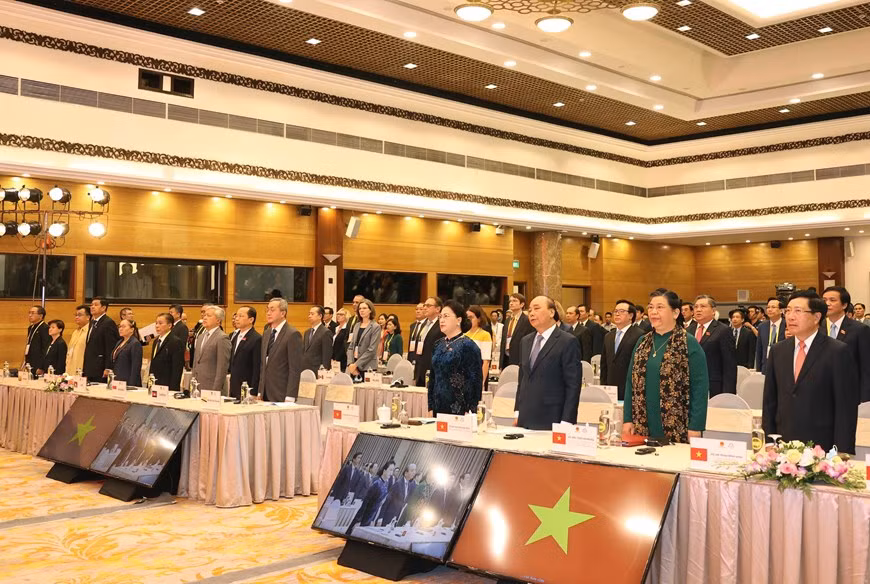 La presidenta de la Asamblea Nacional de Vietnam (AN) y de AIPA-41, Nguyen Thi Kim Ngan; el primer ministro y presidente de ASEAN 2020, Nguyen Xuan Phuc y otros delegados, realizan la ceremonia de izamiento de bandera, Fuente: VNA