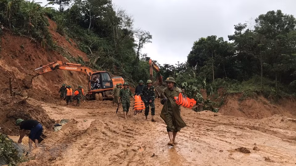 Las fuerzas de rescate enfrentan dificultades en el acceso al escenario del deslave debido a las graves avalanchas en las carreteras. (Foto: VNA)