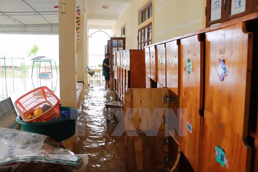 El círculo infantil Thanh Ha es la escuela más afectada por las inundaciones en el distrito de Thanh Chuong de la provincia de Nghe An. Todos los objetos e instalaciones escolares fueron dañados y arrastrados. (Foto: VNA)