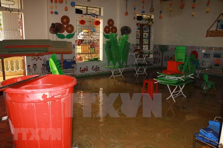 El círculo infantil Thanh Ha es la escuela más afectada por las inundaciones en el distrito de Thanh Chuong de la provincia de Nghe An. Todos los objetos e instalaciones escolares fueron dañados y arrastrados. (Foto: VNA)