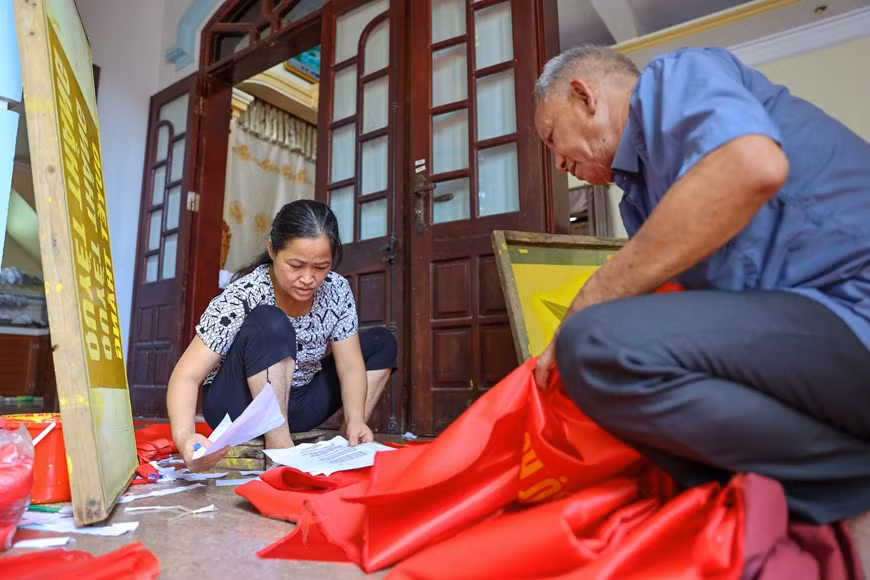 Con motivo de las celebraciones por el 75 aniversario de la Revolución de Agosto y el Día Nacional de Vietnam (2 de septiembre), los pobladores de la aldea de Tu Van, en la comuna de Le Loi, distrito de Thuong Tin, Hanoi, se apresuran a elaborar las banderas de la Patria para distribuirlas en todo el país. Mientras que muchos artesanos optan por aplicar las tecnologías de producción avanzadas para lograr una mayor productividad, algunos hogares en esta localidad todavía conservan los métodos tradicionales de bordado, como la familia de Vuong Thi Nhung que ha preservado ese oficio durante tres generaciones. (Foto: Vietnam+)