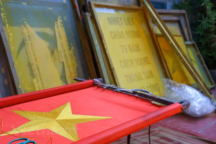 Los pobladores de la aldea de Tu Van, en el distrito de Thuong Tin, Hanoi, se empeñan hoy en conservar el oficio tradicional de elaboración de bandera nacional. Este lugar es la aldea de oficio tradicional especializada hace más de 70 años en el bordado de la bandera roja con la estrella amarilla de la Patria. Aldeanos de la localidad se enorgullecen de decir que su pueblo ha cosido las banderas nacionales por 75 años y sigue con diligencia su trabajo para crear las mejores obras. Las banderas de Tu Van no solo se distribuyen en gran volumen a casi todas las tiendas en Hanoi, sino también a muchas otras localidades en el país. (Foto: Vietnam+)
