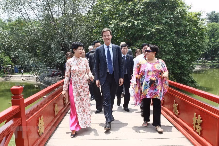 El primer ministro holandés, Mark Rutte, visita el Templo Ngoc Son (Hanoi), en la mañana del 16 de junio de 2014, durante su primera visita oficial a Vietnam. (Fuente: VNA)