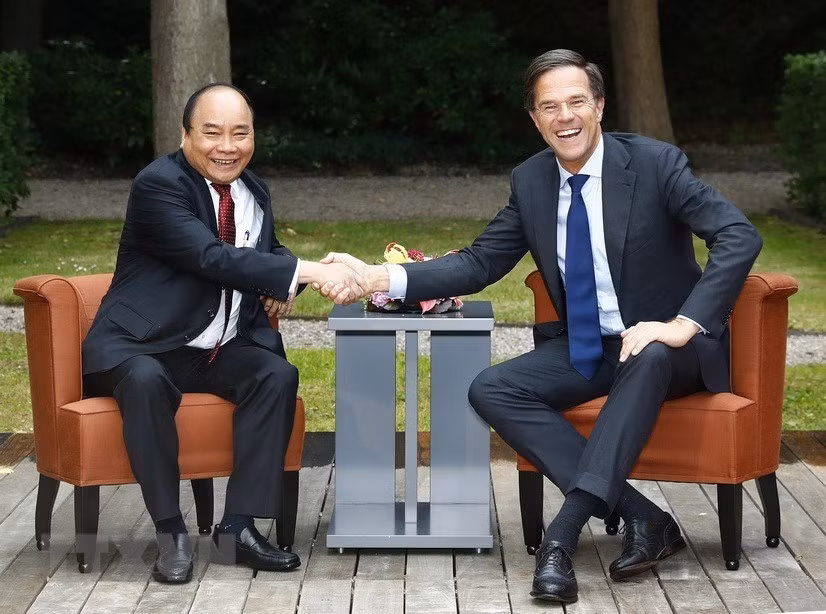El primer ministro de Vietnam Nguyen Xuan Phuc mantiene conversaciones con el primer ministro holandés Mark Rutte durante su visita a Países Bajos, el 10 de julio de 2017, en la ciudad de La Haye. (Fuente: VNA)