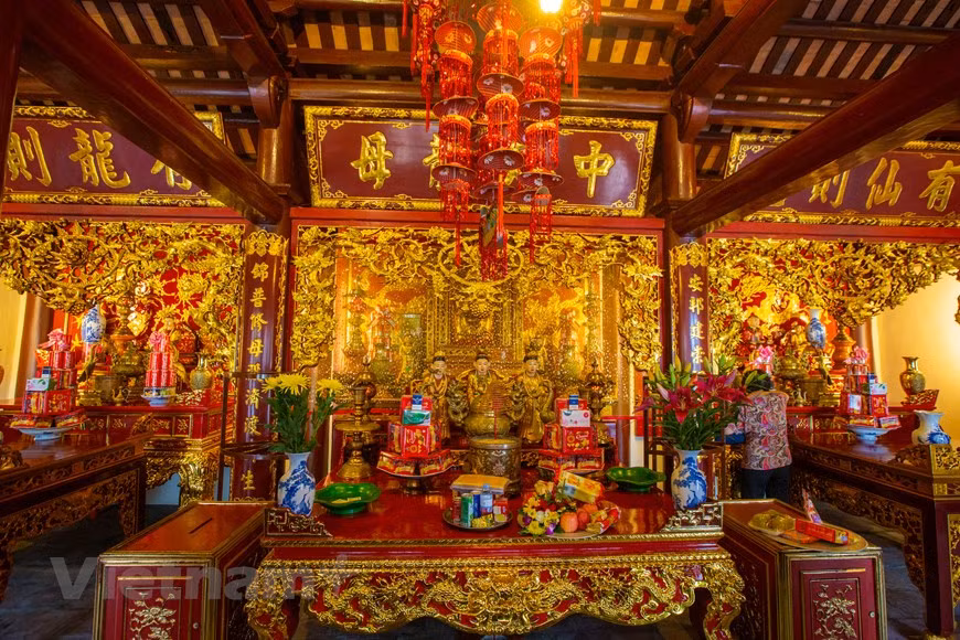 El templo de Cua Ong es el único sitio dedicado a la familia del héroe nacional Tran Hung Dao y sus cortesanos que permanece hasta el día de hoy. Tran Quoc Tang fue el tercer hijo de Tran Hung Dao, uno de los líderes militares más prominentes de la historia del país. Dentro del templo superior se registran más de 30 estatuas de diferentes tamaños para honrar a los personajes famosos de la dinastía Tran, las cuales fueron distribuidas en 10 filas horizontales. Entre ellas, se lograron identificar a 23. El panorama del sitio muestra una armonía entre el carácter histórico y el paisajístico. (Foto: Vietnam+)
