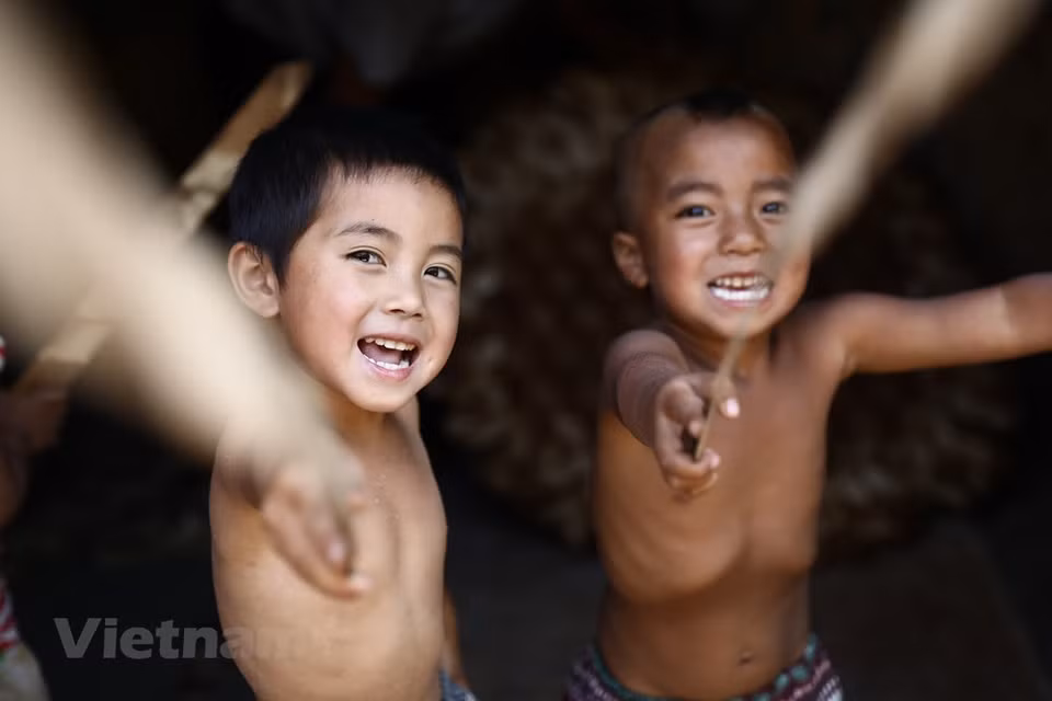 El pueblo Ha Nhi en Lao Cai tiene muchos rituales tradicionales, entre ellos se destaca el festival “Kho Gia Gia”, el cual tiene como objetivo orar a los dioses para que obtener las bendiciones de buenas cosechas, prosperidad y felicidad en el año. La fiesta se celebra a principios del mes de junio, según el calendario lunar, con la participación de todos los pobladores. El evento cuenta con un profundo significado, por lo cual ha sido preservado por el grupo étnico Ha Nhi en la aldea antigua de Choan The, en la comuna de Y Ty del distrito de Bat Xat, de generación a generación. (Fuente: Vietnam+)