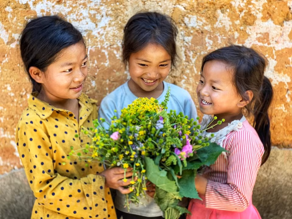 Según encuestas del Ministerio de Cultura, Deportes y Turismo de Vietnam, la aldea de Choan The figura entre las aldeas más antiguas en la comuna de Y Ty del distrito de Bat Xat, provincia norteña de Lao Cai, la cual se formó hace más de 300 años y cuenta con 57 hogares del pueblo Ha Nhi. La aldea antigua de Choan The dispone de una ubicación geográfica favorable y numerosos paisajes maravillosos, por lo que se puede convertir en un destino turístico comunitario atractivo. Además, al llegar a este lugar los turistas pueden encontrar las sonrisas de los niños angelitos locales. (Fuente: Vietnam +)