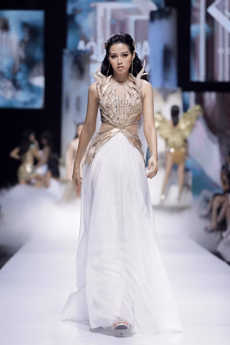 La ganadora de Miss Vietnam 2020, Do Thi Ha, protagoniza la apertura de la Semana de Modas Internacional. (Fuente:VNA)