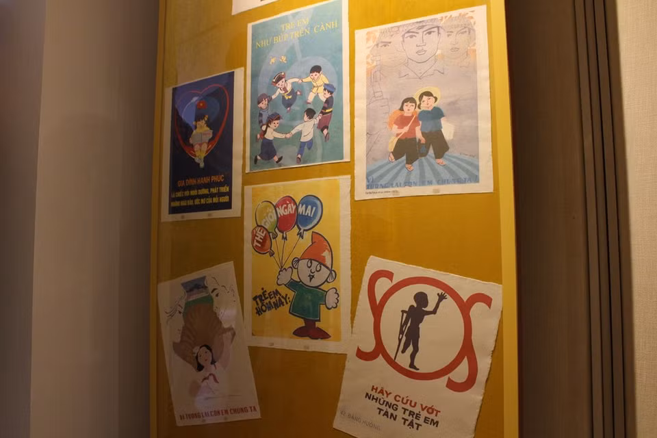 Los pósteres de propaganda exhortan a los pobladores a construir una buena vida para los niños. Con más de mil obras, la exhibición tiene como objetivos transmitir al público las bellezas culturales y tradicionales de más de mil años de Thang Long, así como los patrimonios culturales legados por los antepasados que se han convertido en activos invaluables para las generaciones de hoy. La muestra también se refiere a los grandes logros de la revolución vietnamita bajo el liderazgo del Presidente Ho Chi Minh y el Partido Comunista de Vietnam, y resalta los enormes aportes del líder de la revolución durante la lucha pasada por la independencia y liberación nacional (Foto: Minh Anh / Vietnam +)