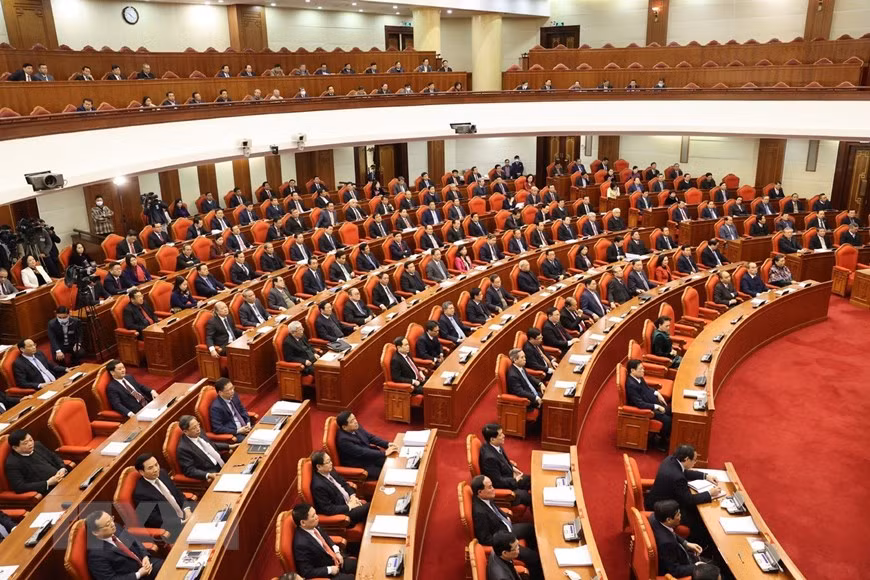 Dirigentes del Partido y del Estado y los delegados asisten a la ceremonia de clausura del XIV pleno del Comité Central del Partido Comunista de Vietnam (Fuente: VNA)