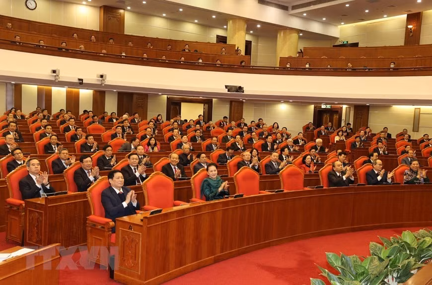 Dirigentes del Partido y del Estado y los delegados asisten a la ceremonia de clausura del XIV pleno del Comité Central del Partido Comunista de Vietnam (Fuente: VNA)