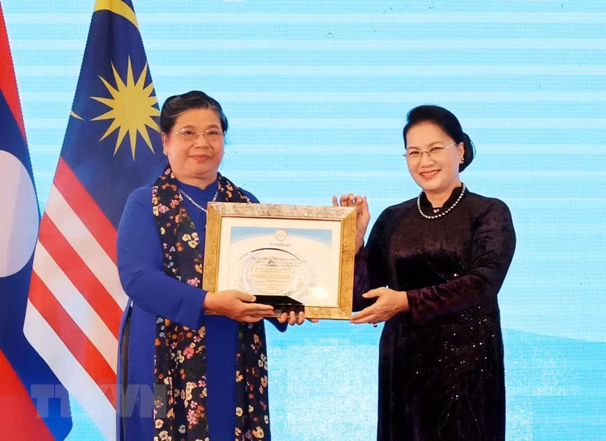 La presidenta del Parlamento de Vietnam, Nguyen Thi Kim Ngan, entrega a la subtitular Tong Thi Phong el certificado de mérito por sus aportes sobresalientes a AIPA (Fuente:VNA)