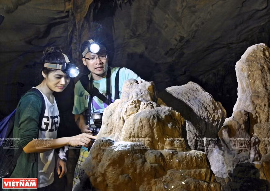 Turistas impresionados por la belleza de la cueva (Foto: VNA)