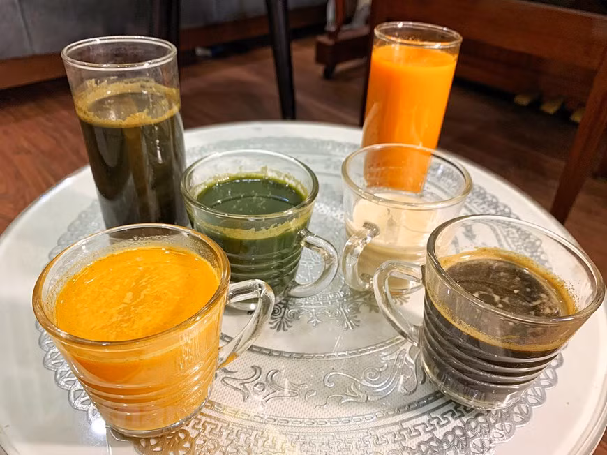 Jugos elaborados a partir de piña, zanahoria, verdolaga, hojas de perilla, apio, pulpa de coco. Consumir de manera continuada este jugo también es una forma excelente de mantener un buen tránsito intestinal. Y en cierta forma, sus nutrientes podrían ayudar a proteger la mucosa del estómago, alimentar las bacterias saludables del intestino y combatir el estreñimiento. La zanahoria tiene efectos positivos sobre el organismo debido a sus aportes de vitaminas A y C. La vitamina A es esencial para para la visión normal, el sistema inmunitario y la reproducción. Por su parte, la vitamina C ayuda a proteger las células contra los daños causados por los radicales libres. (Foto: Mai Mai / Vietnam +)