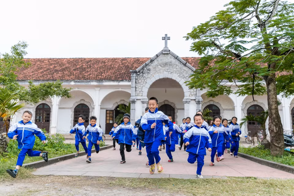 La escuela primaria Quynh Lam B, en la comuna de Quynh Lam, distrito de Quynh Luu, provincia de Nghe An, cuenta con casi 700 alumnos que son hijos de familias católicas. En estos días, el ambiente en esta base educacional es muy especial, pues todo el mundo, incluidos alumnos, maestros y padres, se unen para celebrar una feliz Navidad. (Fuente:VNA)