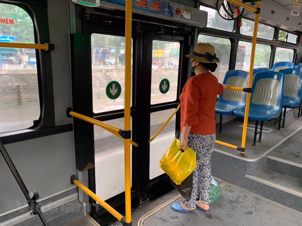 El 27 de marzo, el presidente del Comité Popular de Hanoi firmó documento exigiendo suspender todas las operaciones del sistema de autobuses desde 28 de marzo hasta 15 de abril, en aras de evitar y minimizar el riesgo del contagio de la pandemia del COVID- 19 de otras provincias y ciudades en el país. Por lo tanto, luego de cumplir la cuarentena desde 1 de abril hasta 22 de abril según la Directiva número 16 del primer ministro Nguyen Xuan Phuc sobre las medidas estrictas contra la enfermedad, los pobladores capitalinos volvieron a utilizar esos medios públicos después de 26 días de su suspensión de las actividades, debido a los efectos del virus corona. (Fuente:Vietnam+)