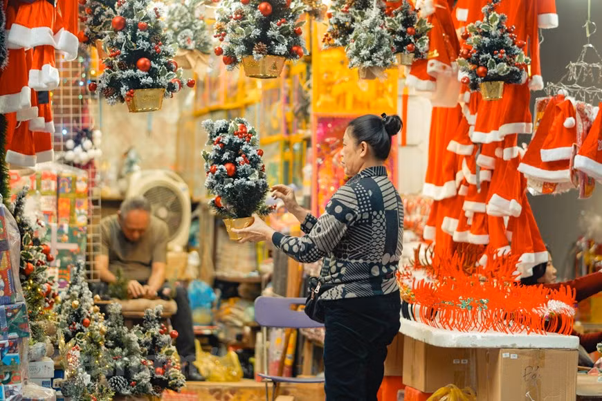 Según los pequeños comerciantes en la calle Hang Ma, hay un mayor número de clientes que compran este año adornos navideños que el año anterior. Estos productos se producen domésticamente y una parte se importa de China. Muchos árboles de Navidad de todos los tamaños fabricados por productores nacionales captan el interés de los clientes este año. Ese resultado se debe al mejoramiento de la calidad y la oferta diversificada de mercancías locales y sus precios razonables. Los artículos más populares son grandes pinos, coronas de puertas y símbolos navideños, cuyos precios varían de decenas de miles hasta millones de dongs, según el tamaño. (Foto: Vietnam+)
