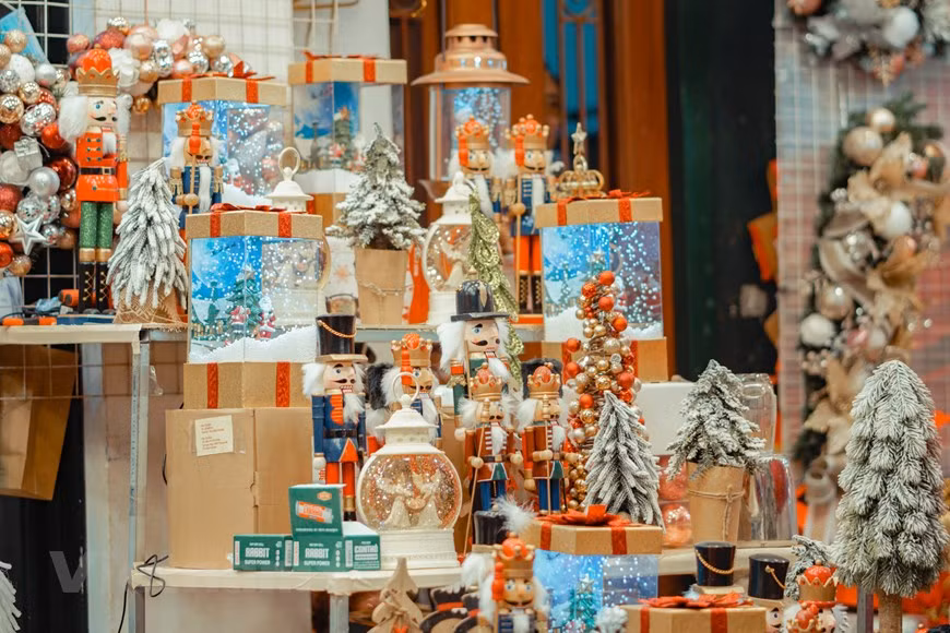 En Vietnam los días 24 y 25 de diciembre, a pesar de no ser festivos, se celebra la Navidad. Durante estos días las personas de varias religiones acuden a las iglesias, no solo los cristianos. Las iglesias más concurridas son la de San José en Hanoi y la de Duc Ba (Notre Dame) de Ciudad Ho Chi Minh. Los visitantes suelen orar, hacer peticiones y ruegos, así como deleitarse con las bonitas decoraciones navideñas. La gente disfruta de las decoraciones instaladas en los grandes centros comerciales y muchas iglesias muestran impresionantes belenes de gran tamaño. Además, durante la Navidad, los vietnamitas gustan de hacerse regalos. (Foto: Vietnam+)