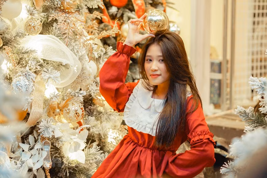 Los visitantes todavía no abarrotan la calle de Hang Ma, por lo que los jóvenes tienen mucho espacio para tomar fotografías en vísperas de Navidad. Según Dieu Linh, estudiante del Centro de Formación Vocacional de Economía y Técnica, este es el momento más apropiado para tomar buenas fotografías porque no hay muchas personas comprando y visitando la calle. Algunas tiendas de decoración cobran una tarifa por tomar fotografías para los visitantes que vienen sin comprar entre 20 mil y 50 mil dongs (de casi uno a dos dólares). Las tiendas están más concurridas los fines de semana que los días laborables. (Foto: Vietnam+)